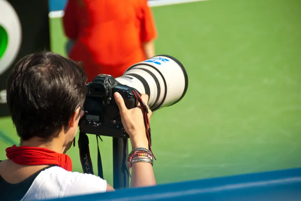 Photographer at the Dubai Tennis Open with a Canon EF 300mm f/2.8 L IS II lens. 