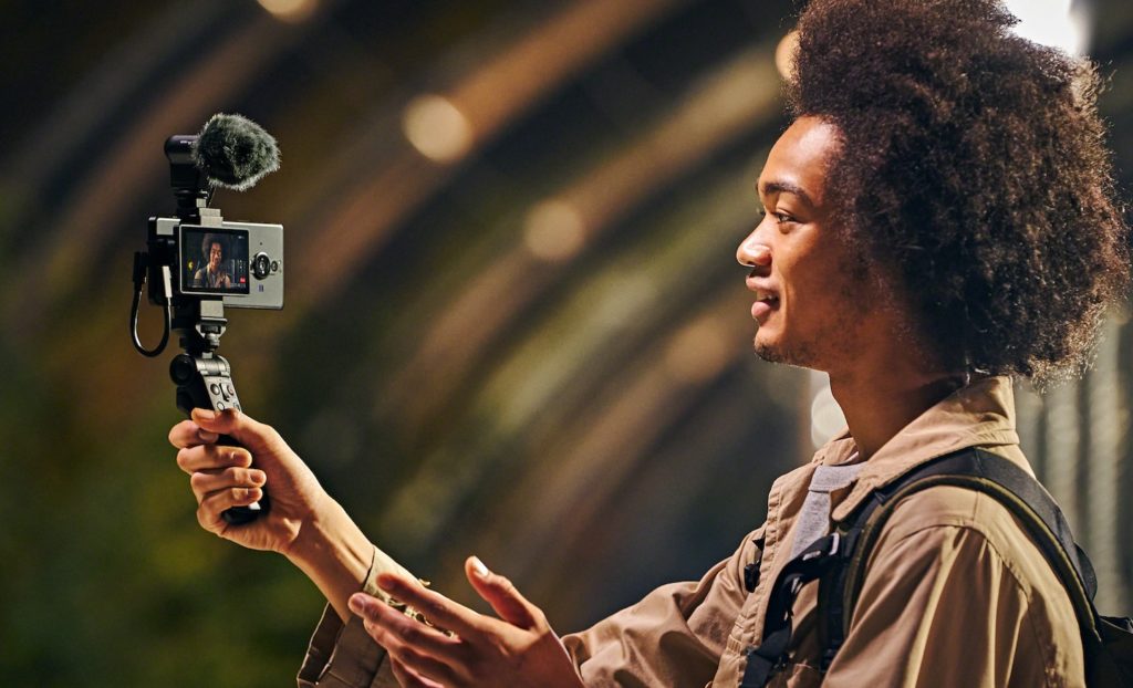 Sony Xperia PRO-I: A Camera For Mobile Creators? 6 Vlogging with the Vlog Monitor and Microphone